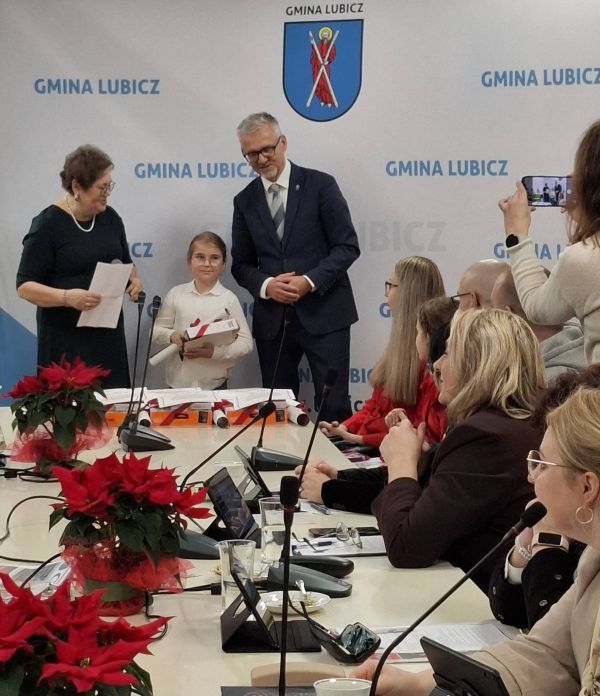 Wójt Gminy Lubicz i Dyrektor CUS w Lubiczu z laureatką konkursu