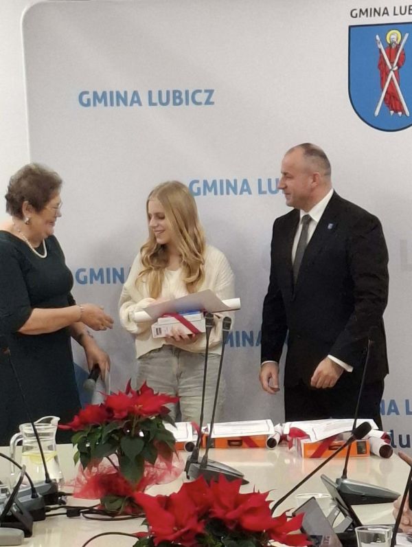 Wójt Gminy Lubicz i Dyrektor CUS w Lubiczu z laureatką konkursu