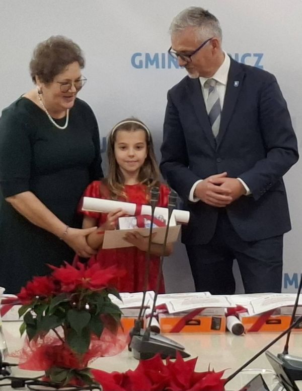 Wójt Gminy Lubicz i Dyrektor CUS w Lubiczu z laureatką konkursu