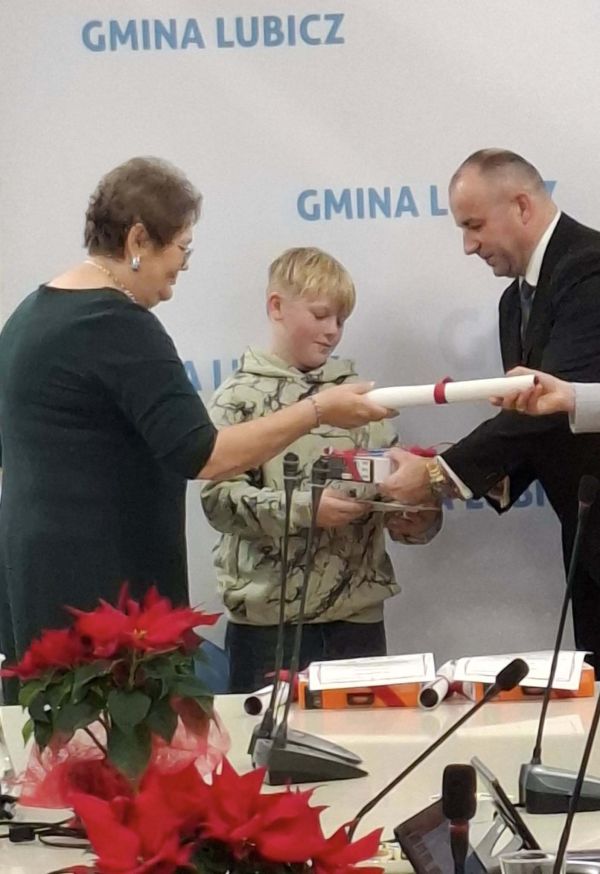 Wójt Gminy Lubicz i Dyrektor CUS w Lubiczu z laureatem konkursu
