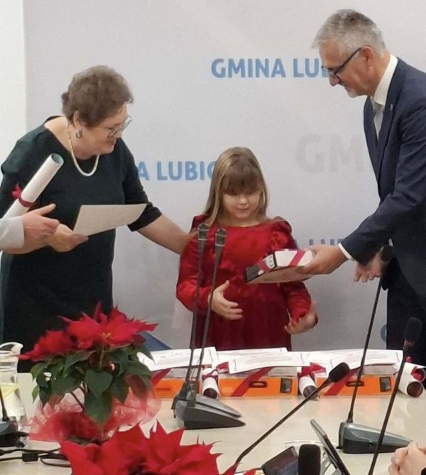 Wójt Gminy Lubicz i Dyrektor CUS w Lubiczu z laureatką konkursu