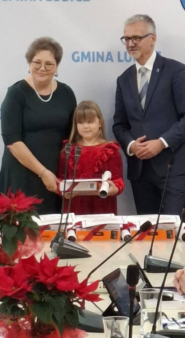 Wójt Gminy Lubicz i Dyrektor CUS w Lubiczu z laureatką konkursu
