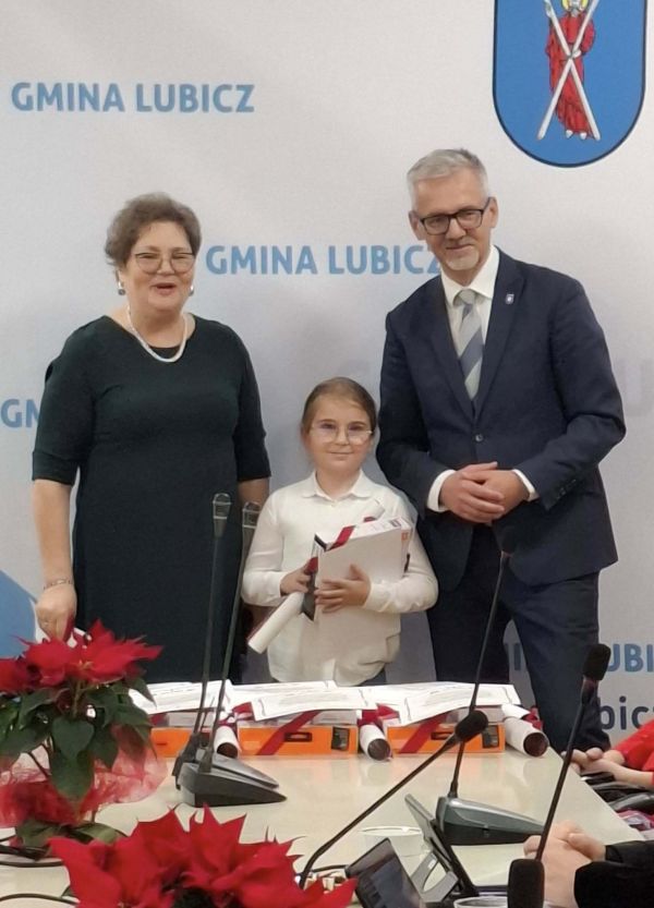 Wójt Gminy Lubicz i Dyrektor CUS w Lubiczu z laureatką konkursu
