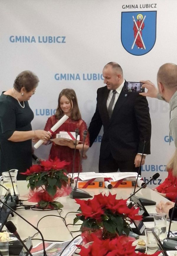 Przewodniczący Rady Gminy Lubicz i Dyrektor CUS w Lubiczu z laureatką konkursu