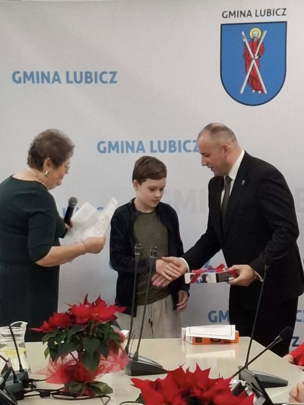 Przewodniczący Rady Gminy Lubicz i Dyrektor CUS w Lubiczu z laureatką konkursu