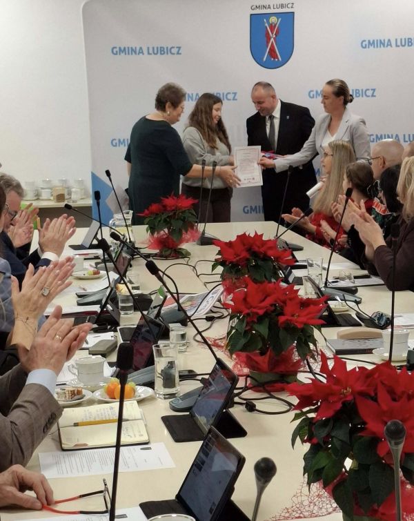 Przewodniczący Rady Gminy Lubicz i Dyrektor CUS w Lubiczu z laureatką konkursu
