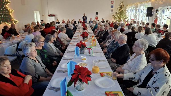Widok na wszystkie stoły wigilijne i siedzących gości