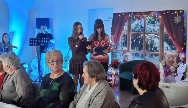 Dzieci ze Szkoły Podstawowej z prezentami dla Seniorów