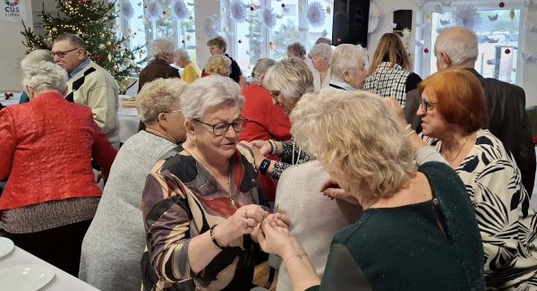 Seniorzy dzielący się opłatkiem