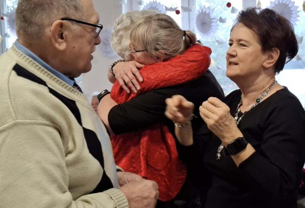 Seniorzy dzielący się opłatkiem