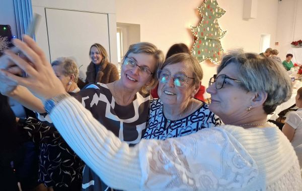 Seniorki robiące sobie zdjęcie