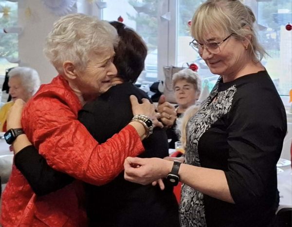 Seniorzy składający sobie życzenia