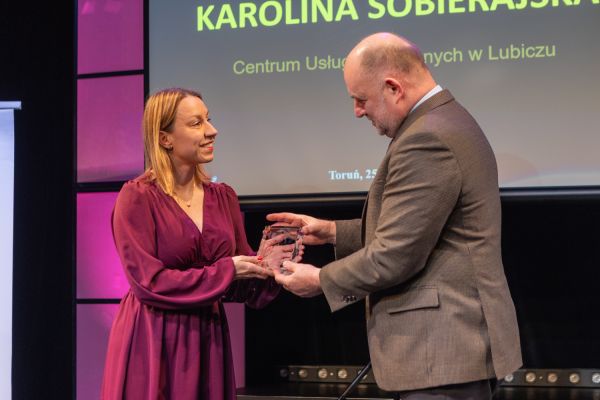 Karolina Sobierajska otrzymuje nagrodę od Marszałka Województwa