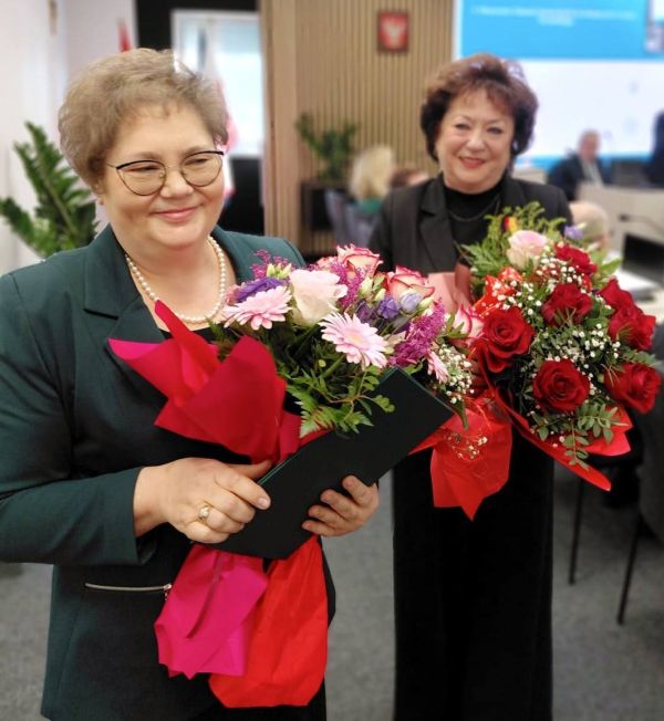 Dyrektor Anna Sikorska i Maria Błaszczyk z medalami i kwiatami
