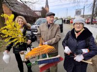 Sołtys Złotorii z małżonkiem i sprzętem do sprzątania