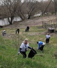 Ludzie sprzątający skarpę przy Drwęcy