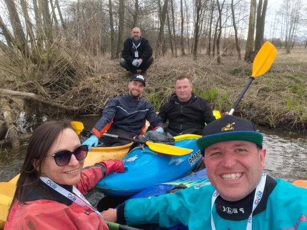 Kajakarze sprzątający Drwęcę