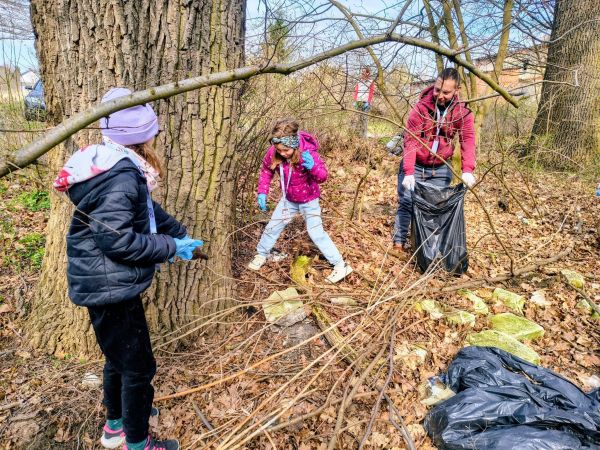 Dzieci sprzątające Drwęcę