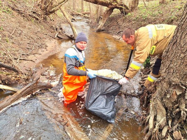 Strażacy sprzątający Drwęcę