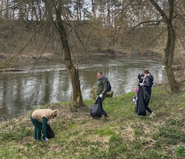 Ludzie sprzątający brzeg Drwęcy