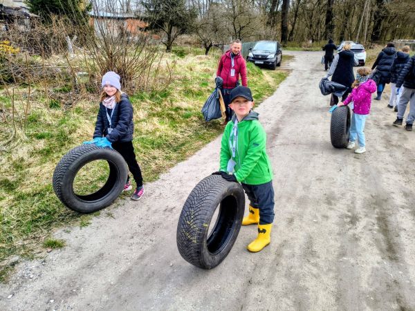 Dzieci turlające opony