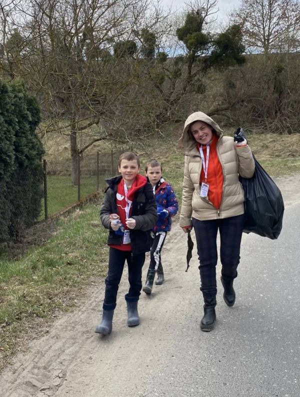 Rodzina z workami śmieci