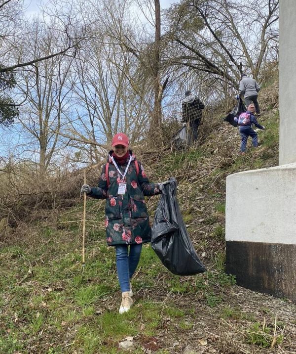 Ludzie sprzątający pod mostem