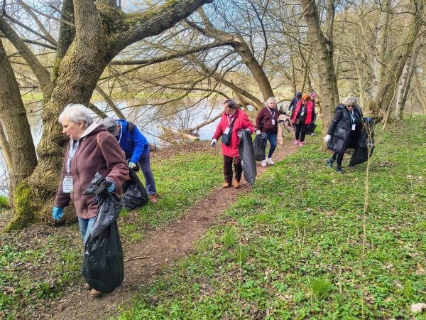 Seniorzy sprzątający śmieci
