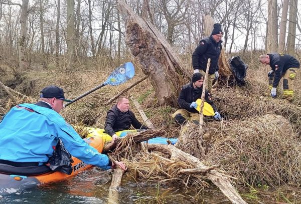 Kajakarze na Drwęcy ze śmieciami
