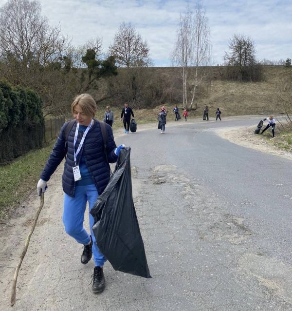 ludzie sprzątający śmieci