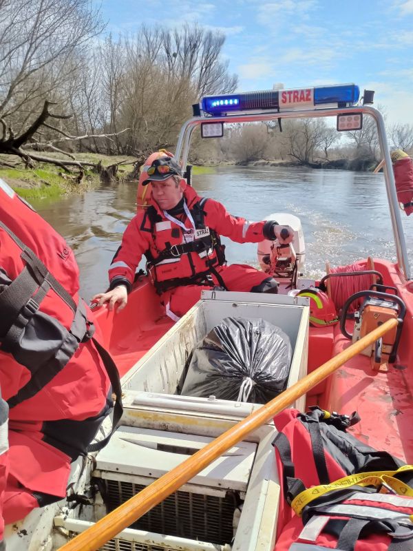 Strażacy OSP na motorówce