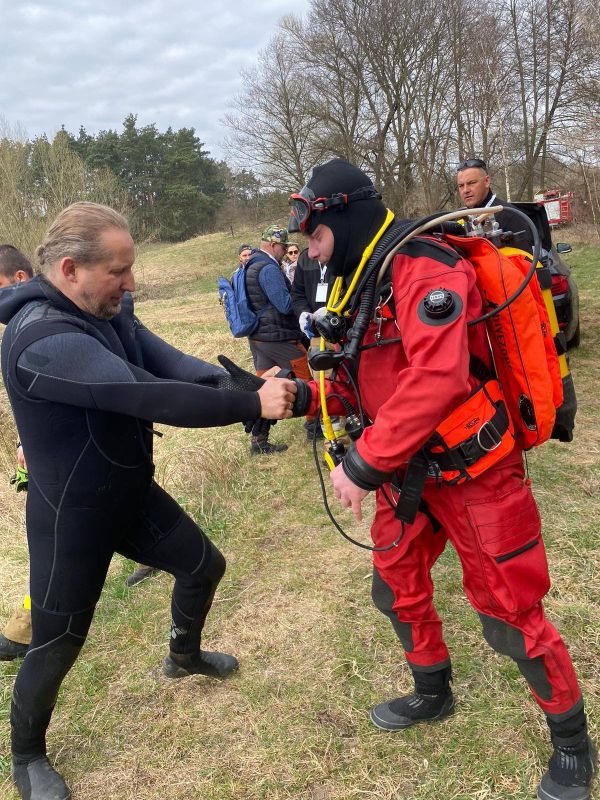 Nurkowie przygotowujący sie do akcji