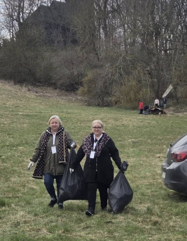 Ludzie z workami śmieci w Młyńcu