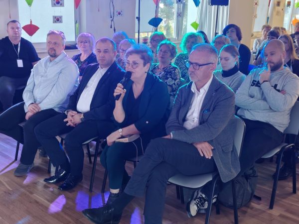 Dyrektor CUS w Lubiczu na widowni z mikrofonem w ręku