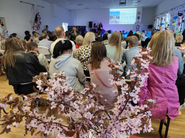 Widownia zdjęcie od tyłu - kwiaty na pierwszym planie