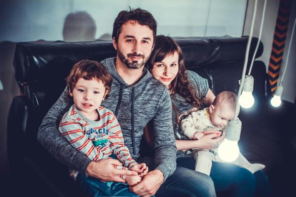 Mama i tata z dójka dzieci na kanapie