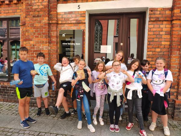 Grupa dzieci na wycieczce do Torunia
